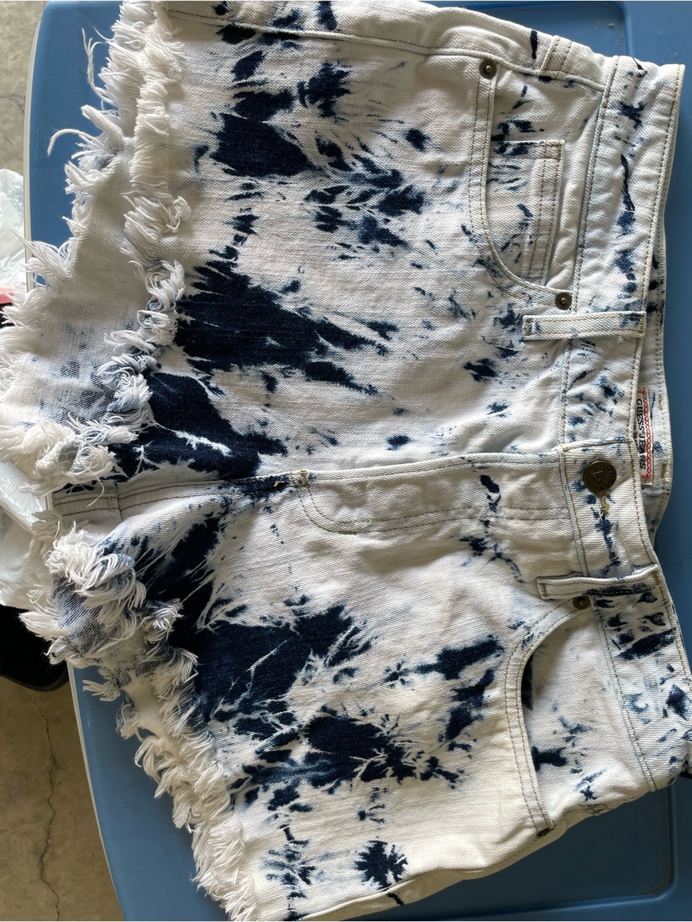 GUESS Jeans Tie Dye Denim Cutoff Shorts Blue White Frayed Hem